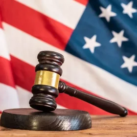 Chương trình "Gold Card" đối diện đơn kiện vì ưu tiên người nhập cư nhiều tiền hơn năng lực cá nhân